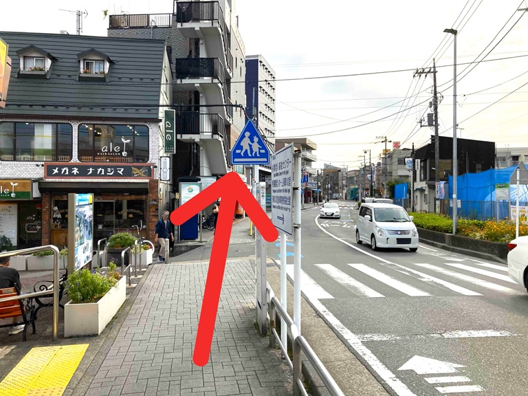 メガネナカジマが左手に見える通り