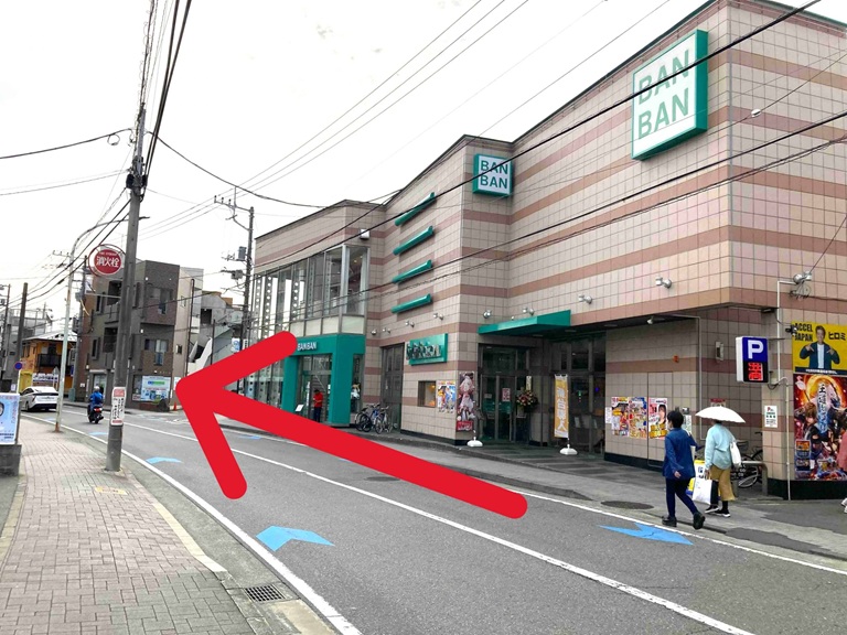 パチンコ店バンバンブラッサムの緑の看板